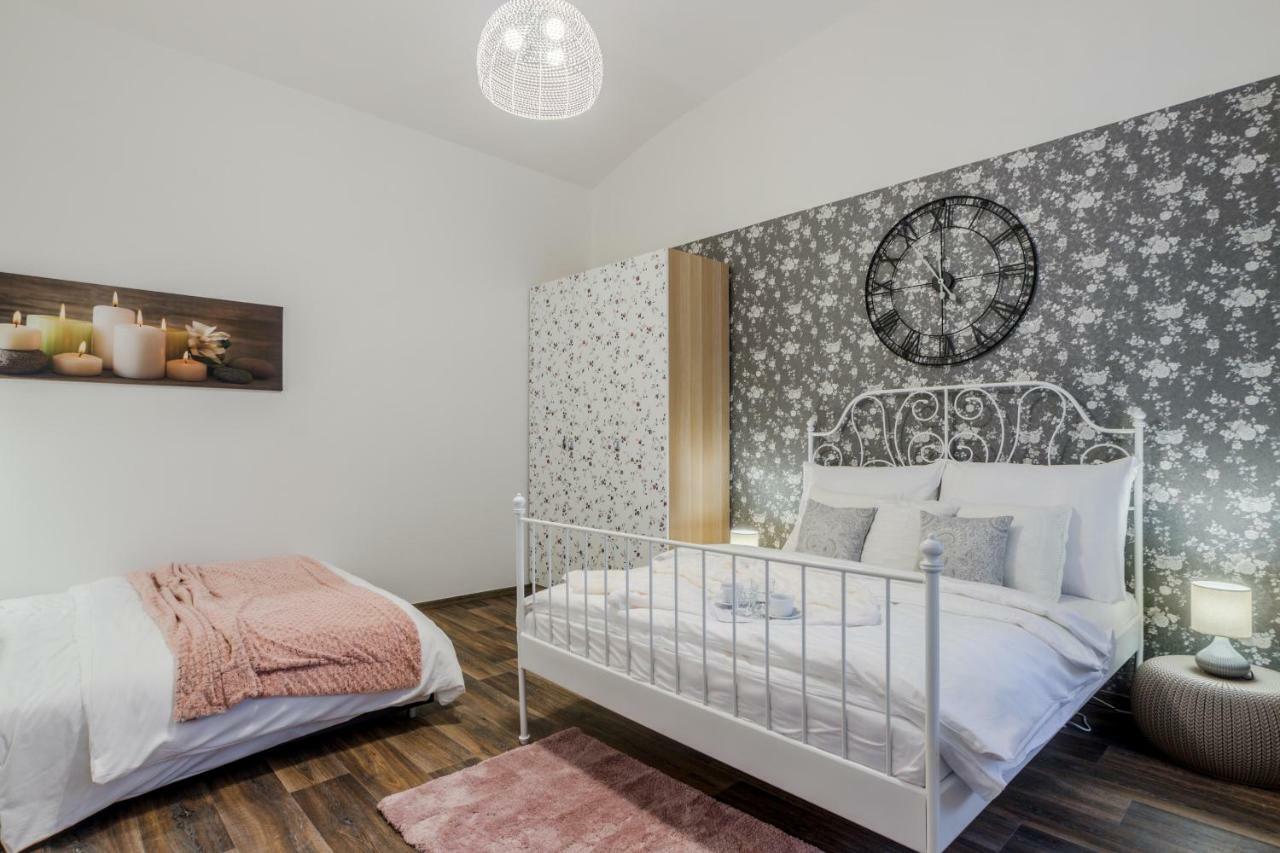 Prague Apt Near Charles Bridge By Michal&Friends Exteriör bild